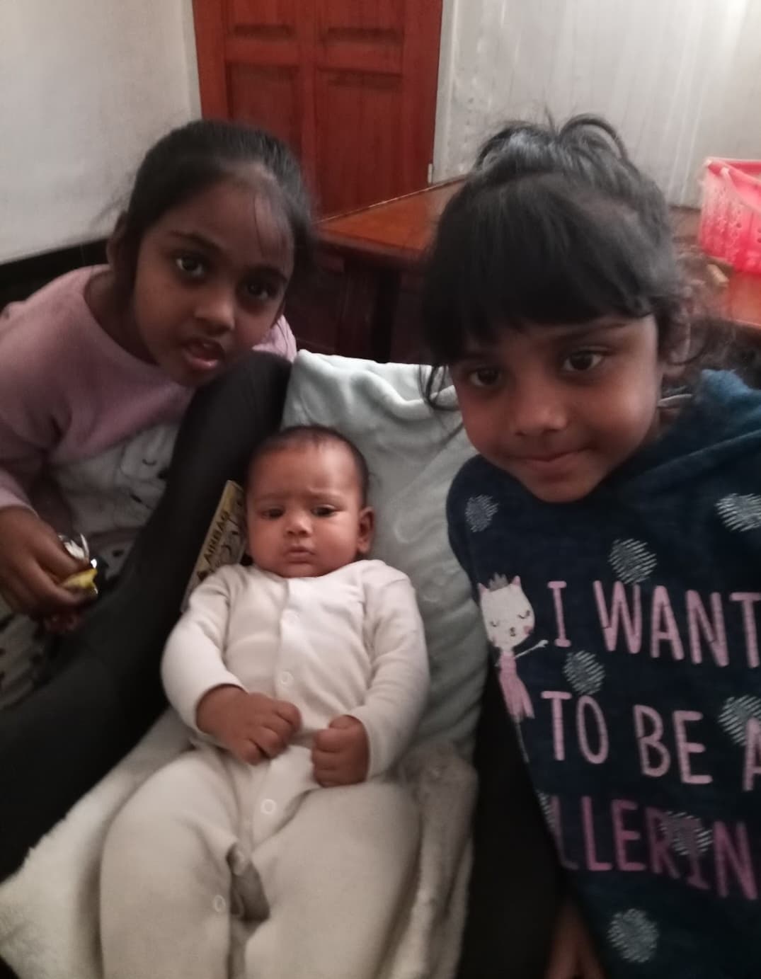 Single mom with three daughters, photo 1 of 1